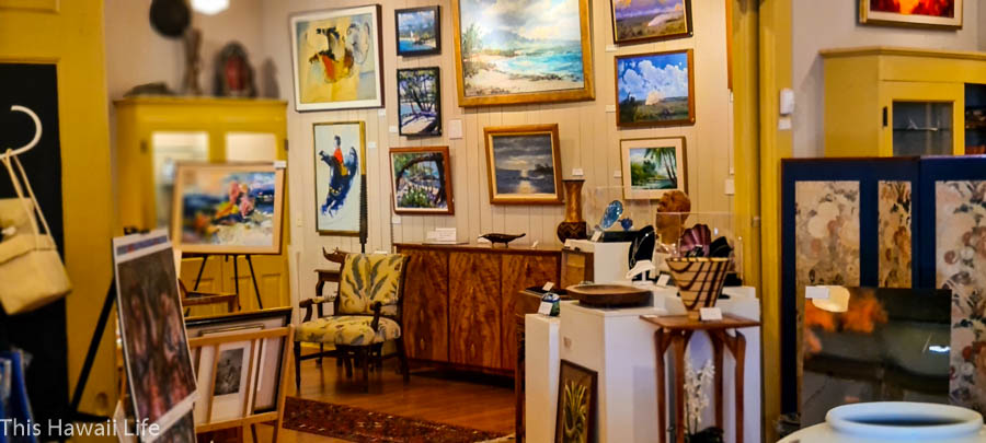 Why visit the Isaak Art Center in Waimea?