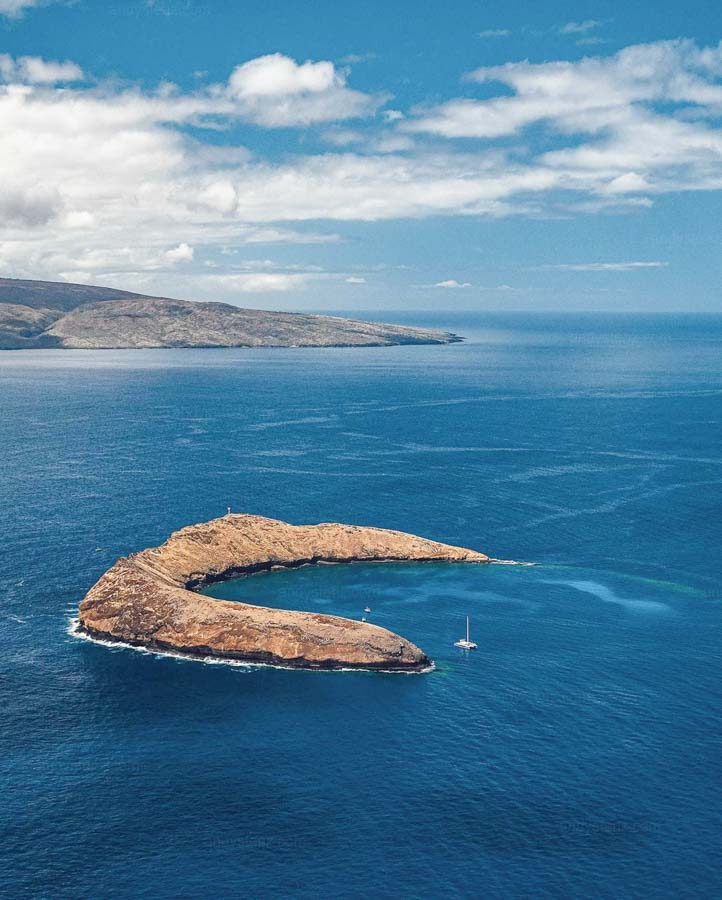 Take a snorkeling sailing experience to Molokini