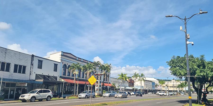 Why should you visit both Hilo and Kona?